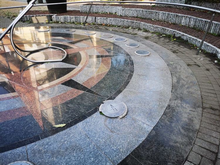 Вандали посегнаха на Слънчевия часовник в центъра на Хасково