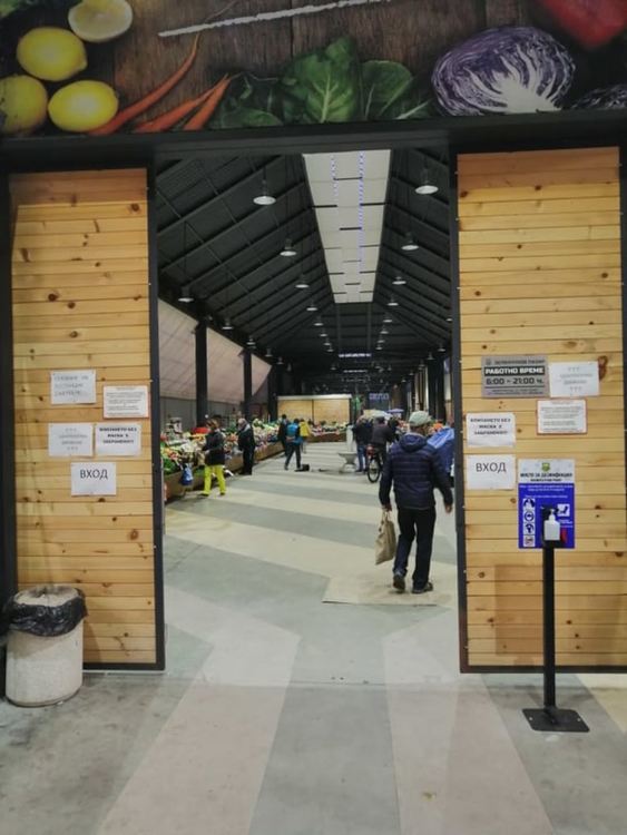 Поставиха безконтактни диспенсъри за дезинфекция на обществени места в Димитровград