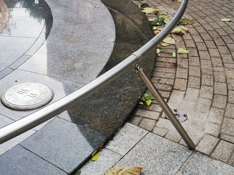 Вандали посегнаха на Слънчевия часовник в центъра на Хасково