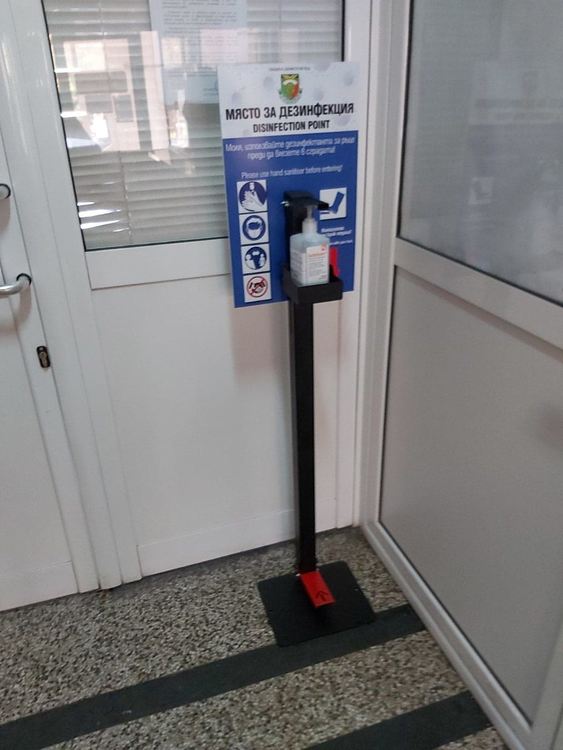 Поставиха безконтактни диспенсъри за дезинфекция на обществени места в Димитровград