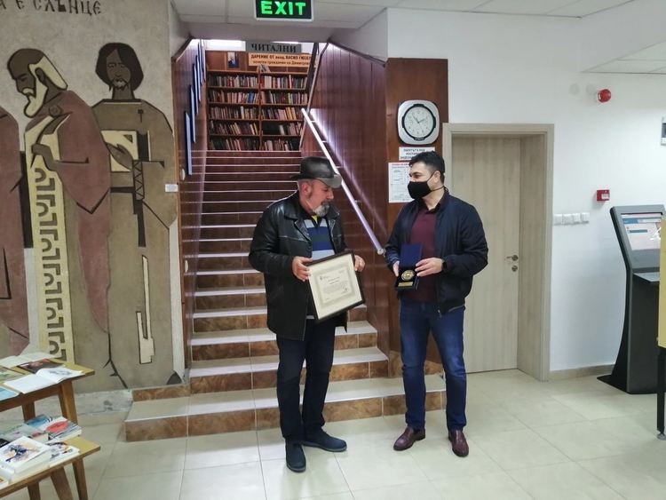 Кметът с признание към директора на библиотеката в Димитровград