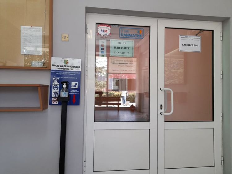 Поставиха безконтактни диспенсъри за дезинфекция на обществени места в Димитровград