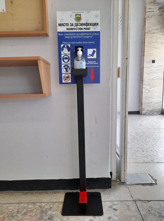 Поставиха безконтактни диспенсъри за дезинфекция на обществени места в Димитровград