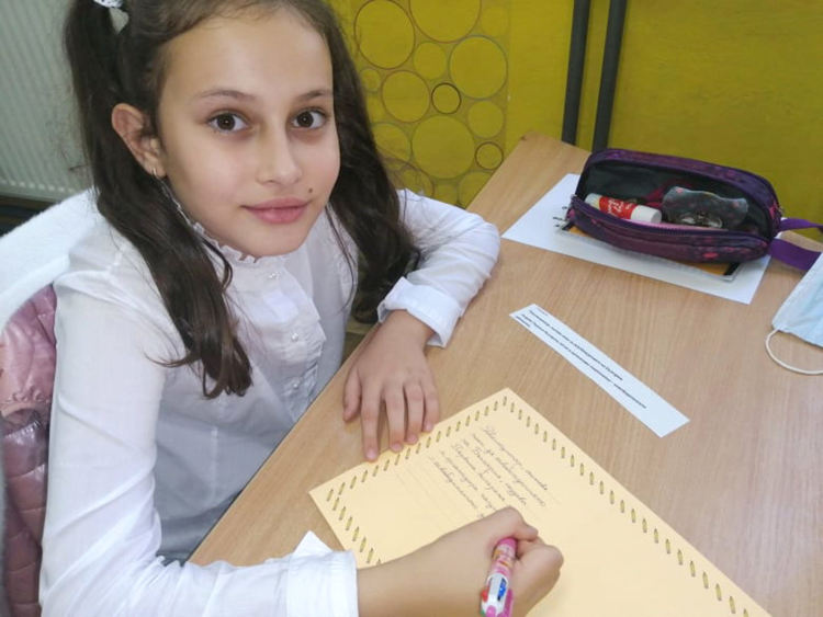 Ученици отбелязаха в аванс Деня на народните будители