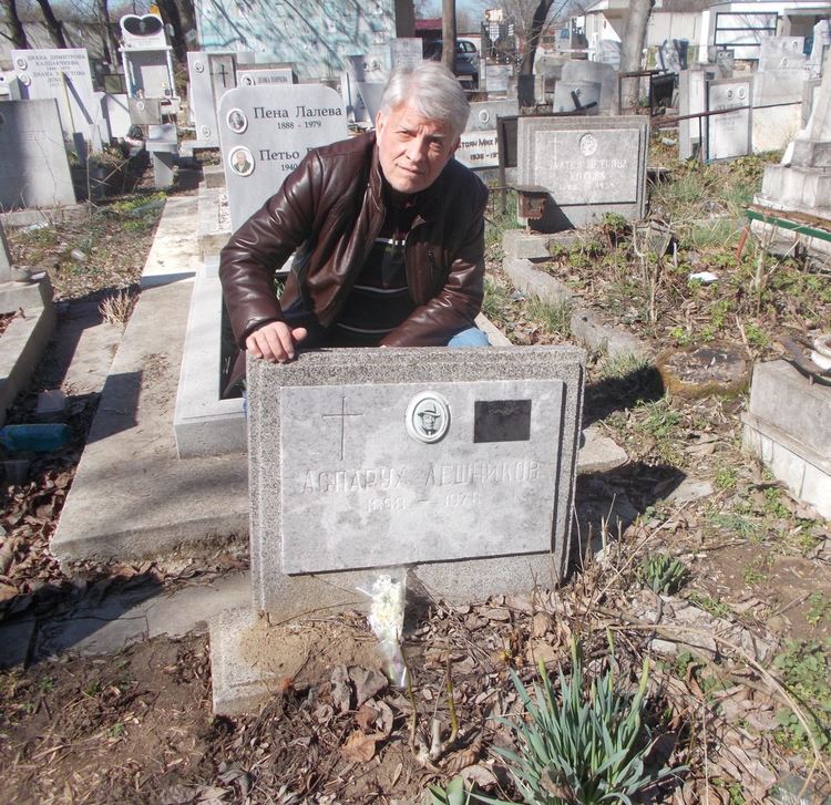 Възстановиха гроба на Ари, поставиха паметна плоча