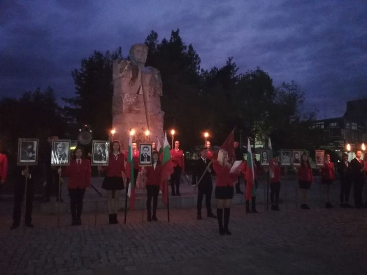 Славейковци с традиционно факелно шествие за 1 ноември
