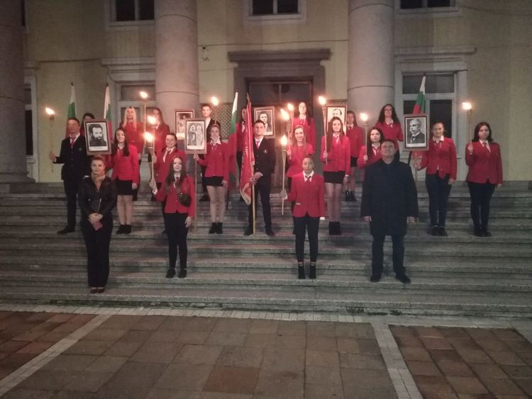 Славейковци с традиционно факелно шествие за 1 ноември