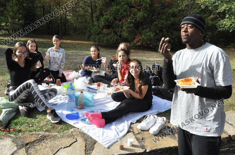 Известният хореограф Лил Фил танцува с „Рона“ на открито в „Кенана“