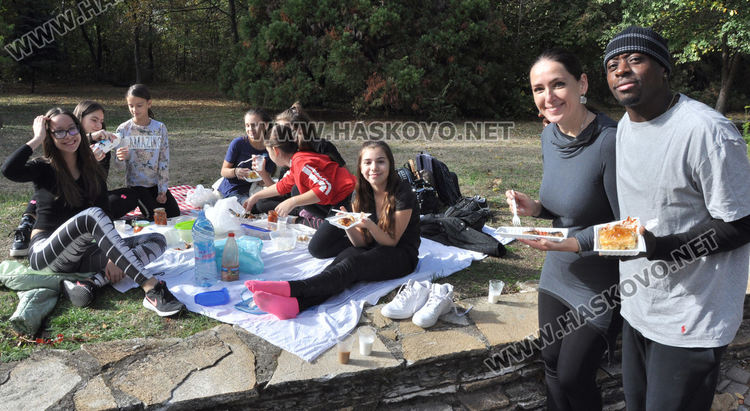 Известният хореограф Лил Фил танцува с „Рона“ на открито в „Кенана“