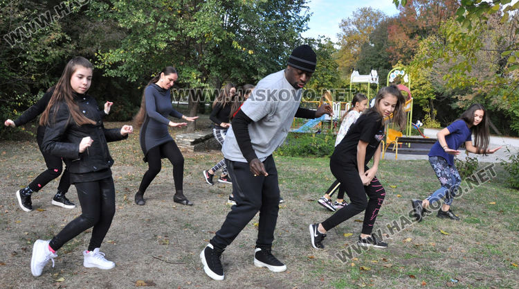 Известният хореограф Лил Фил танцува с „Рона“ на открито в „Кенана“