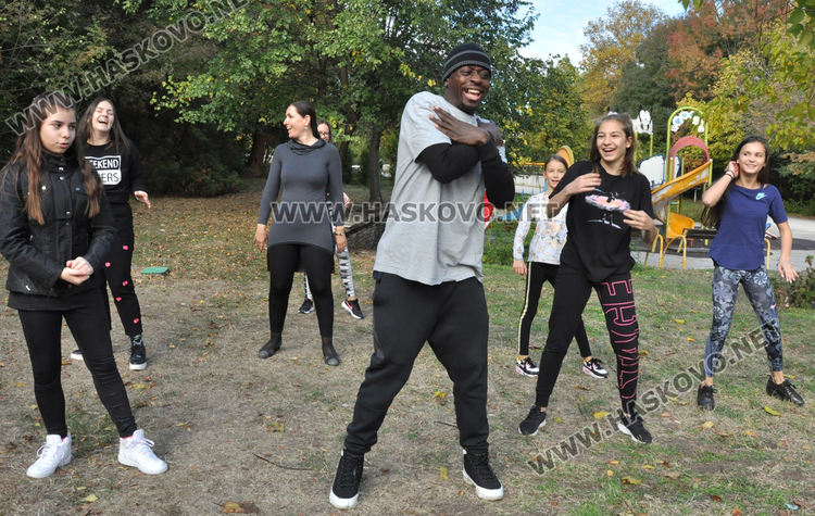 Известният хореограф Лил Фил танцува с „Рона“ на открито в „Кенана“