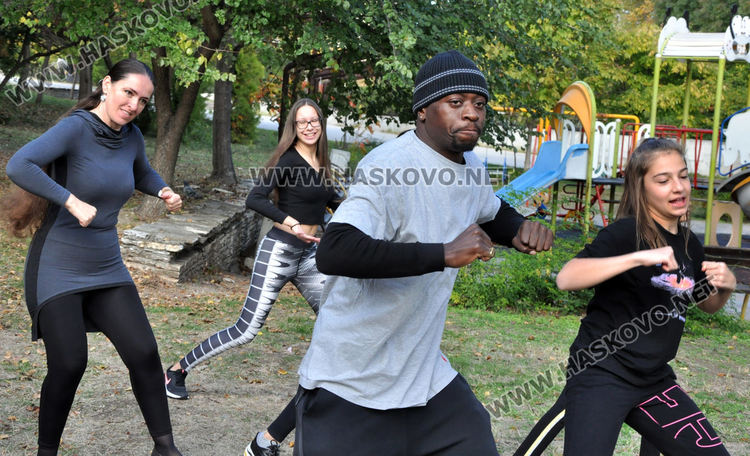 Известният хореограф Лил Фил танцува с „Рона“ на открито в „Кенана“