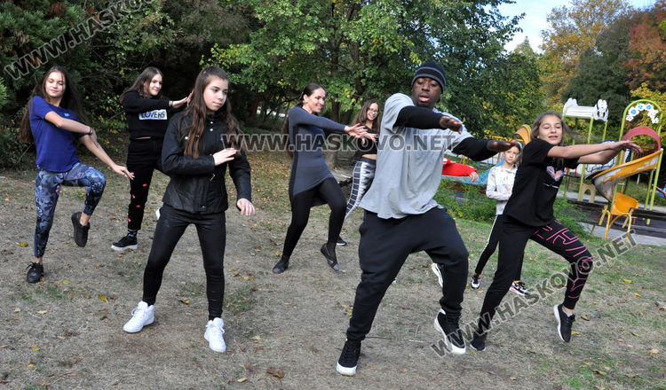 Известният хореограф Лил Фил танцува с „Рона“ на открито в „Кенана“