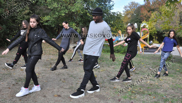 Известният хореограф Лил Фил танцува с „Рона“ на открито в „Кенана“