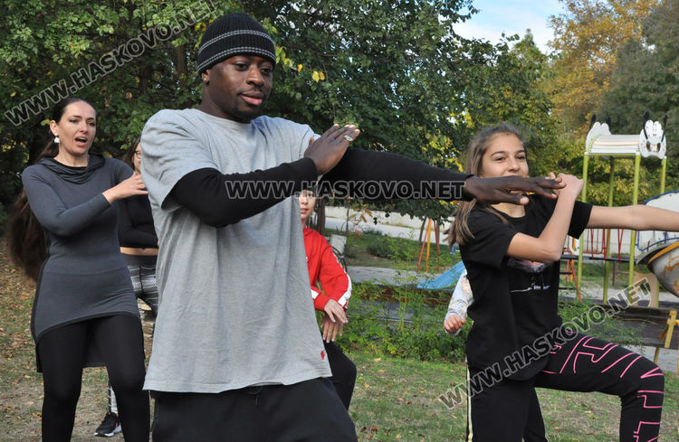 Известният хореограф Лил Фил танцува с „Рона“ на открито в „Кенана“