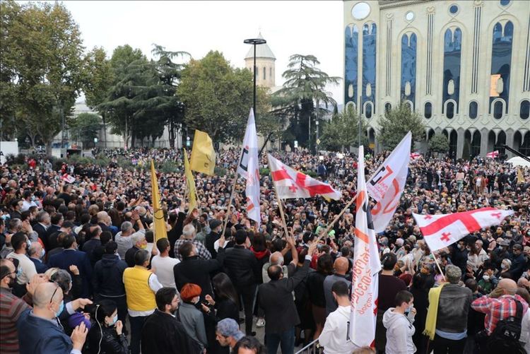 Протестиращите в Тбилиси разпънаха палатки пред парламента