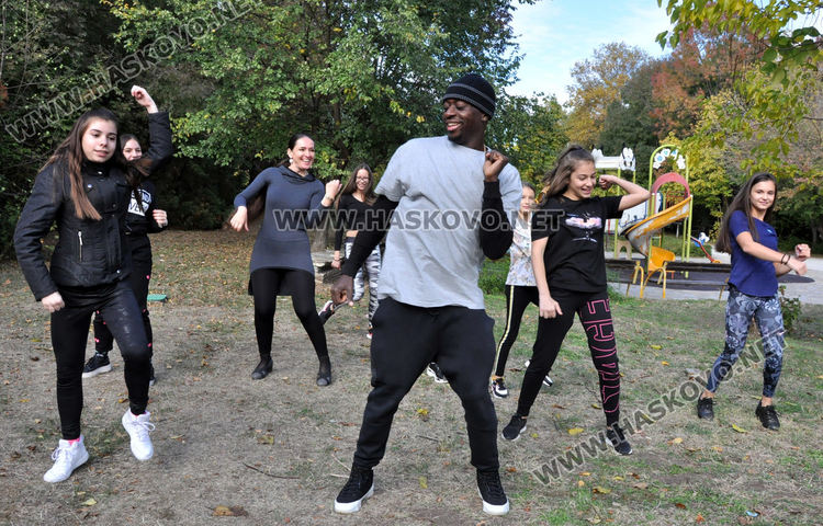 Известният хореограф Лил Фил танцува с „Рона“ на открито в „Кенана“