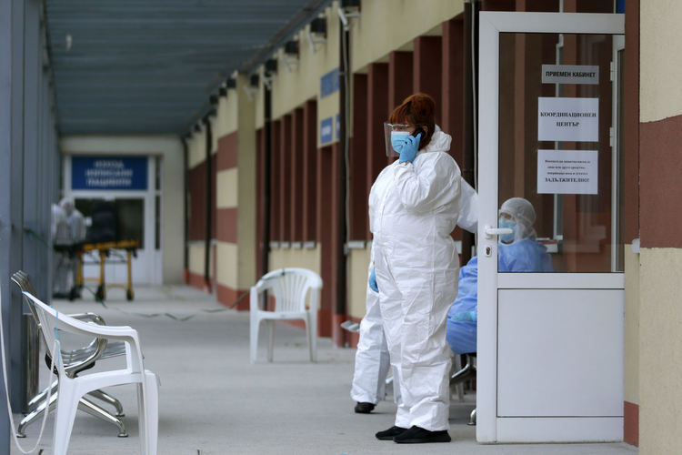 Медицински персонал пред Координационния център за пациенти със съмнение за COVID-19 на територията на Инфекциозна болница. Пресфото - БТА 