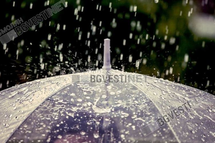 Облачно и със слаби превалявания, температурите падат