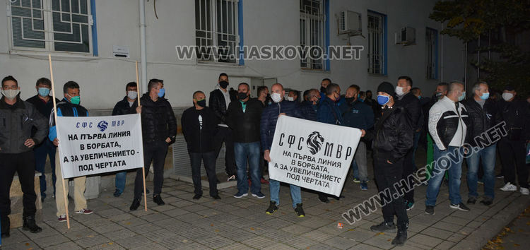 Полицаи и пожарникари от Хасково на протест, искат 30% увеличение на заплатите