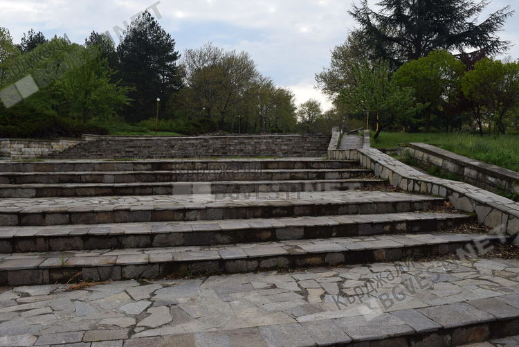 Кърджалийци се самоорганизират във Фейсбук за почистване на парк Простор, мръсотията непоносима