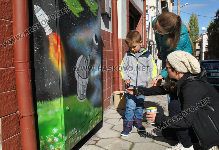 Стрийт художничка от Димитровград превръща в арт пространства улици на Хасково