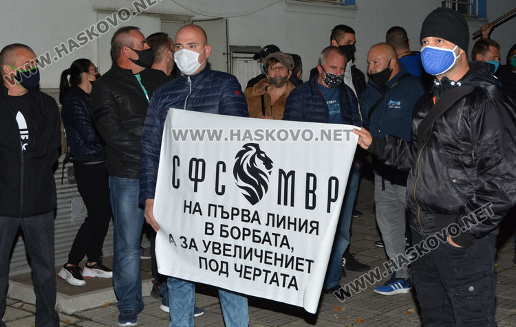 Полицаи и пожарникари от Хасково на протест, искат 30% увеличение на заплатите