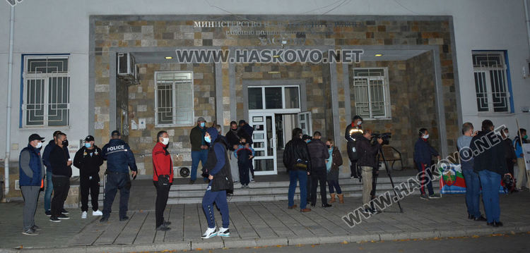 Полицаи и пожарникари от Хасково на протест, искат 30% увеличение на заплатите