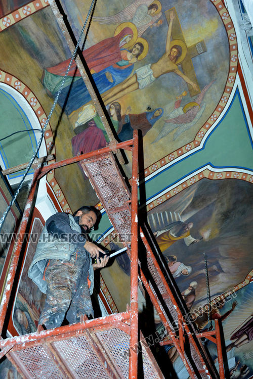Реставрират стенописите на църквата „Св. Архангел Михаил“ в Хасково