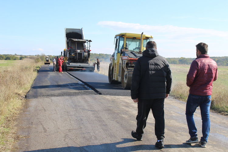 Започна ремонт на пътя между селата Елена и Криво поле