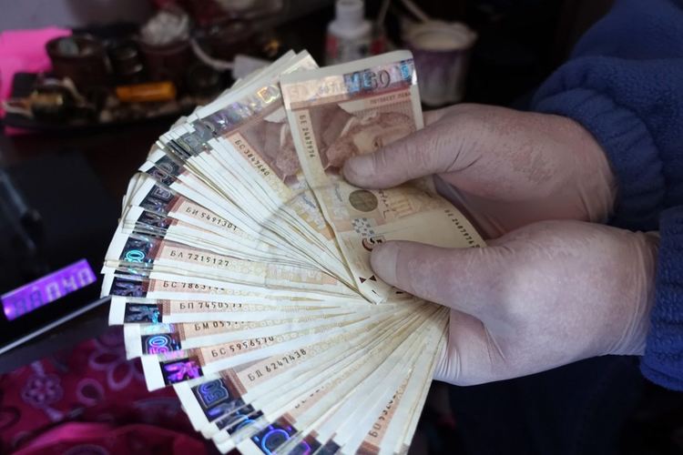 Пенсионерка остави 900 лева на улицата за „оказване съдействие на полицията“