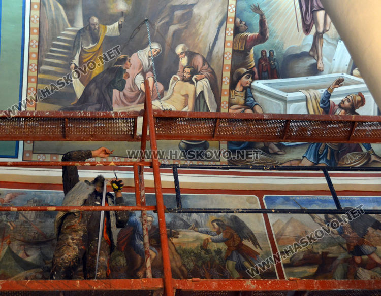 Реставрират стенописите на църквата „Св. Архангел Михаил“ в Хасково