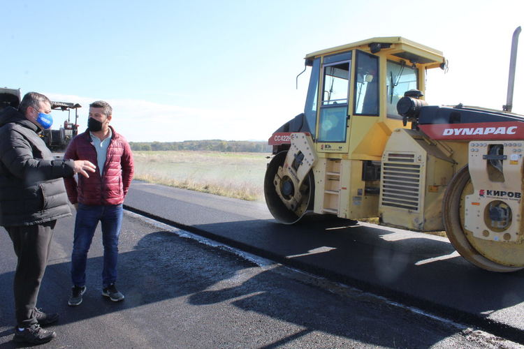 Започна ремонт на пътя между селата Елена и Криво поле