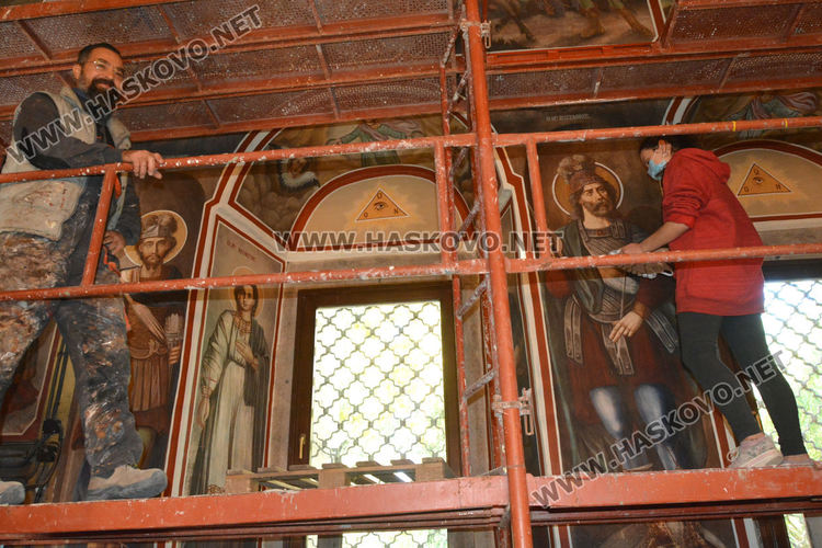 Реставрират стенописите на църквата „Св. Архангел Михаил“ в Хасково