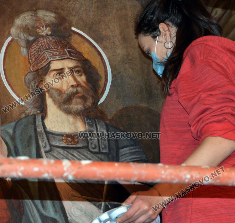 Реставрират стенописите на църквата „Св. Архангел Михаил“ в Хасково