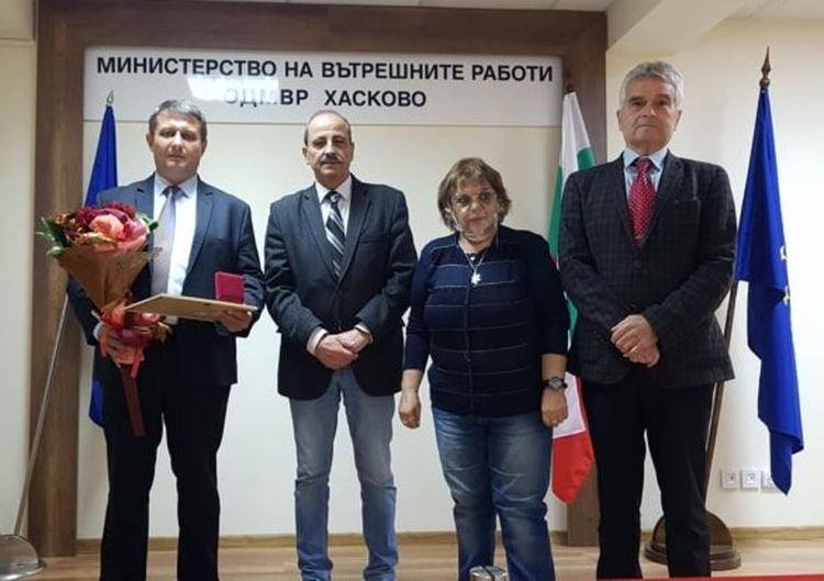 Старши комисар Цанков с почетен медал от тракийци