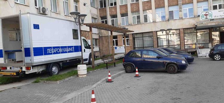 Пред МБАЛ-Смолян заработи мобилен кабинет за Ковид-19