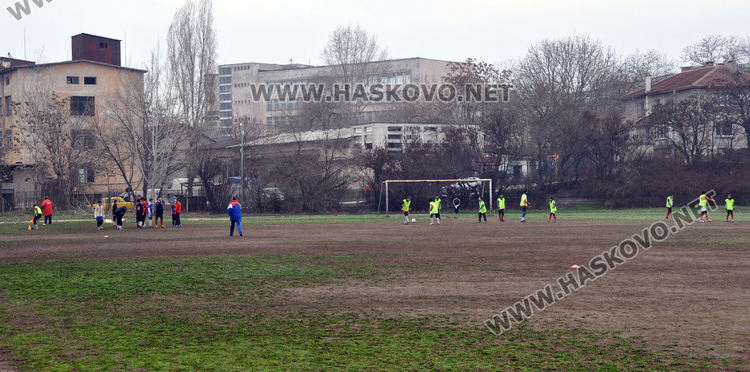 Полагат изкуствена трева на футболното игрище на Стадион „Младост“