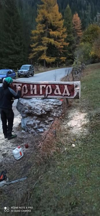 Триград с обновена табела, чака гости за снимки със символа на селото