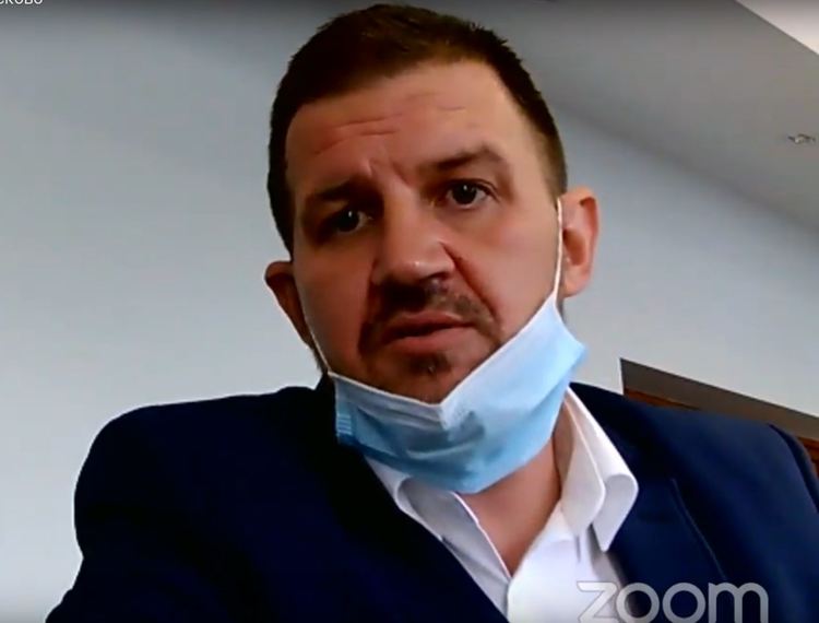 Полагат изкуствена трева на футболното игрище на Стадион „Младост“