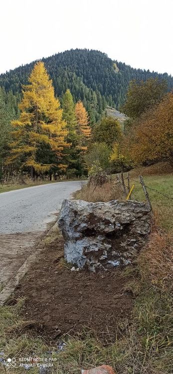 Триград с обновена табела, чака гости за снимки със символа на селото