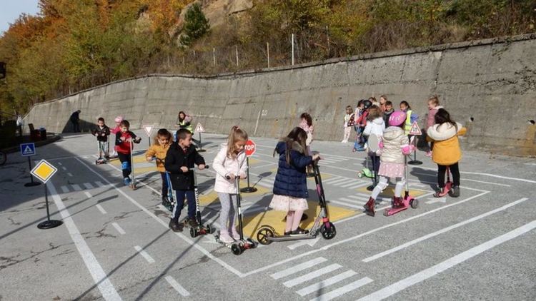 Площадка за обучение по безопасност на движението изградиха в Детска градина "Синчец"