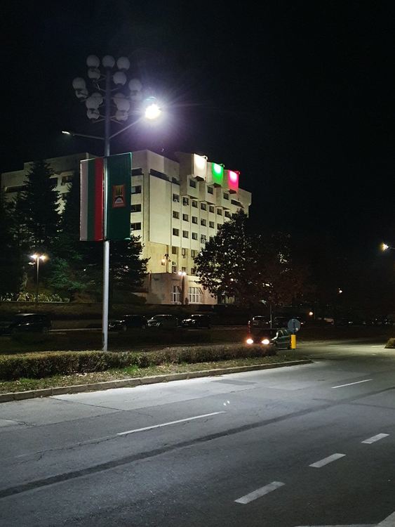 С цветовете на българското знаме свети нощем сградата на областната администрация в Смолян