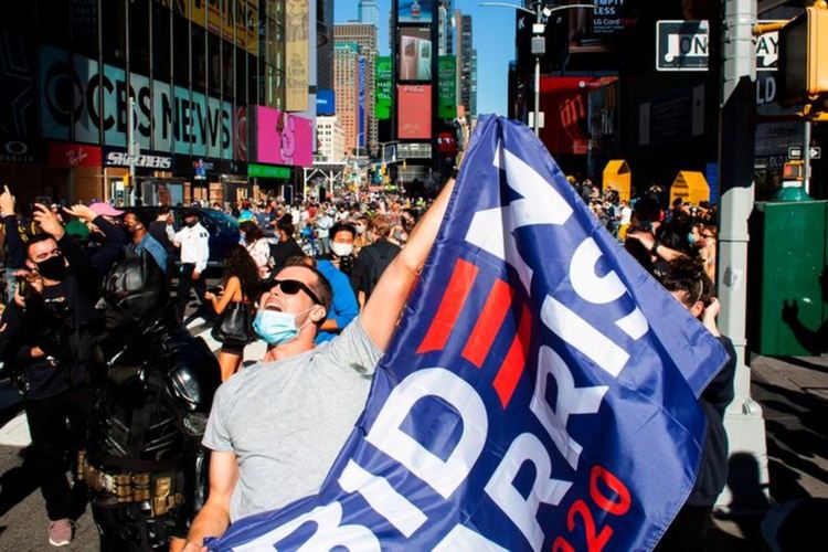 Американците излязоха по улиците - празнуващи победата на Байдън и протестиращи (видео)