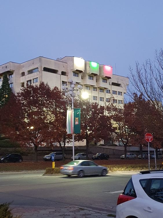 С цветовете на българското знаме свети нощем сградата на областната администрация в Смолян