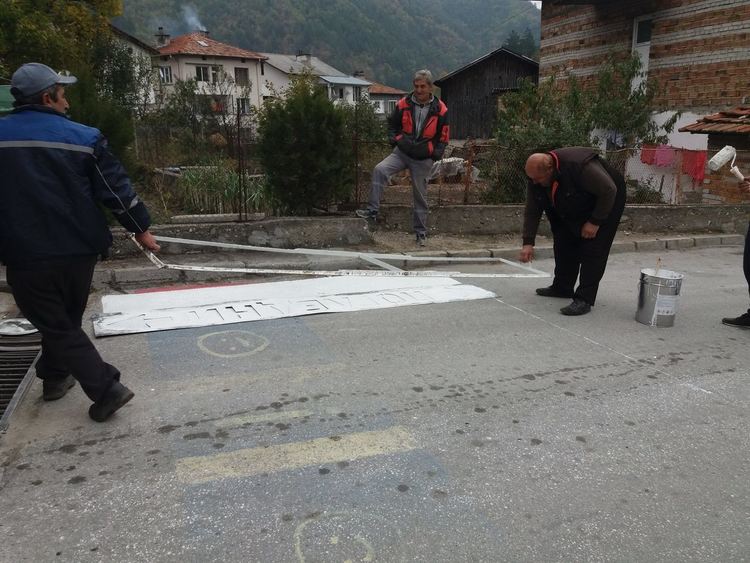 Община Девин постави пешеходна пътека на малка, но важна улица в Грохотно