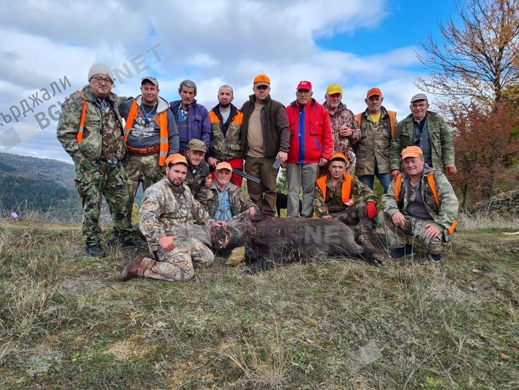 Млад ловец отстреля трофеен глиган с два точни изстрела