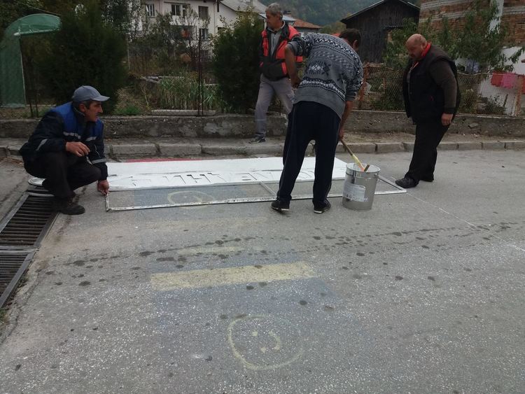 Община Девин постави пешеходна пътека на малка, но важна улица в Грохотно