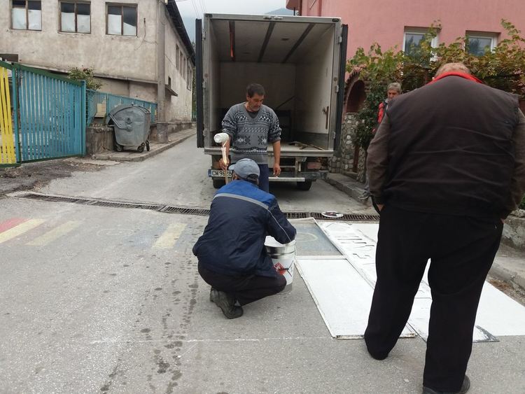 Община Девин постави пешеходна пътека на малка, но важна улица в Грохотно