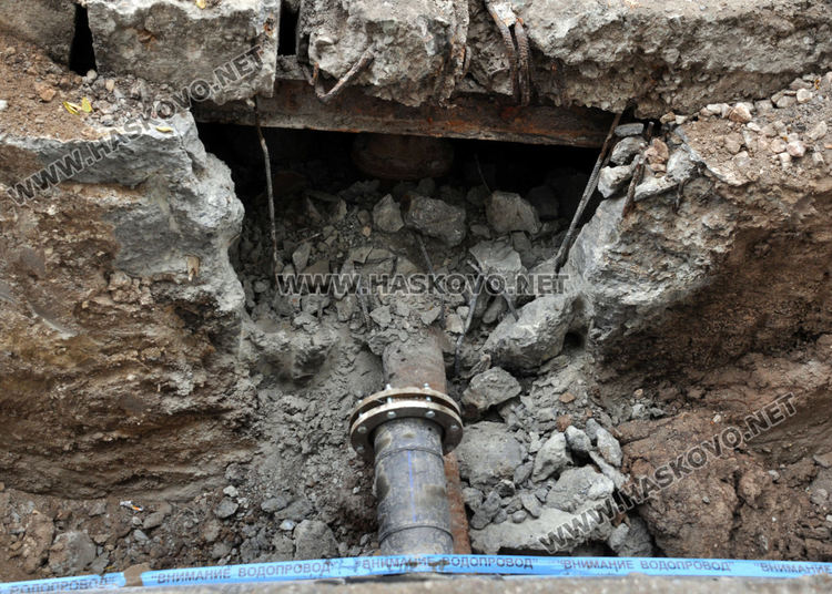 Свързват новия водопровод на Кърджалийска към стария, центърът на Хасково без вода